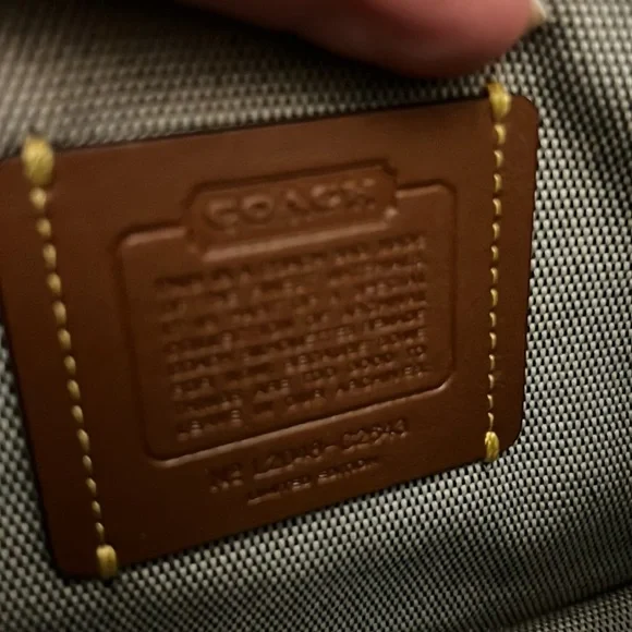 SOLD.          Coach boutique Swinger 20 genuine glovetan Italian leather - Picture 10 of 15